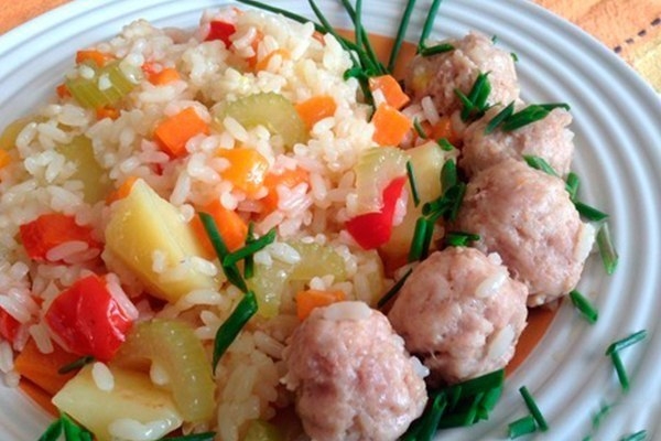 Ароматный рис с овощами и фрикадельками. Ароматный рис с овощами и фрикадельками.