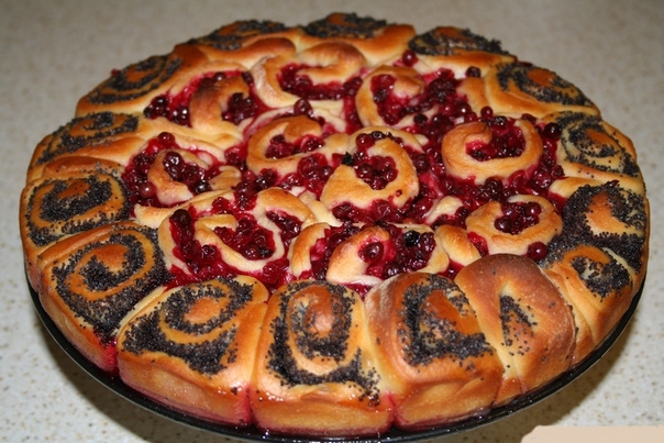 Пирог с маком и брусникой.