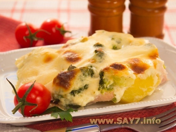 Запеканка с индейкой брокколи и картофелем.