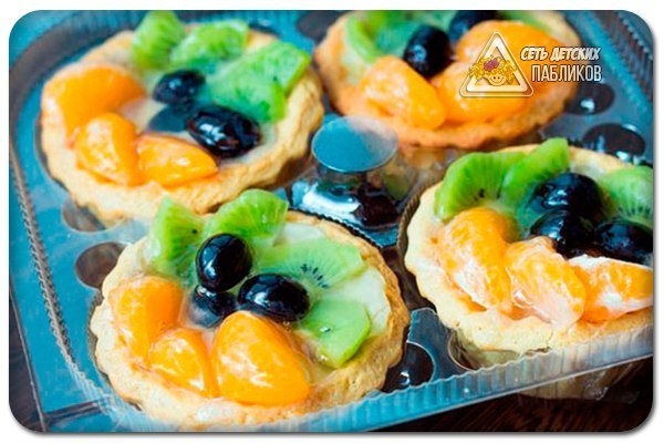 Корзиночки с фруктами и кремом. Корзиночки с фруктами и кремом.
