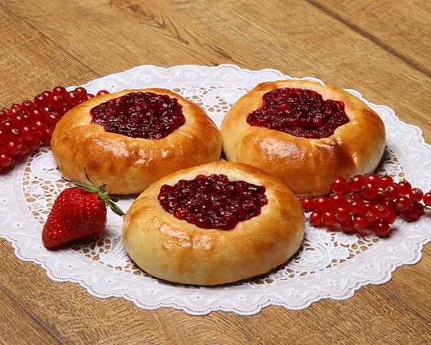 Ватрушки с брусникой.
