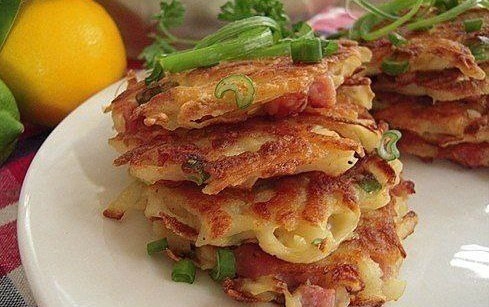 Картофельные драники с колбасой. Простое и вкусное блюдо.