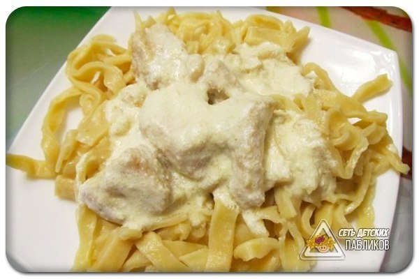 Куриные кусочки в сметанной подливе. Куриные кусочки в сметанной подливе.