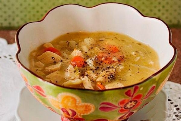 Суп с курицей, морковью, сельдереем и клецками.