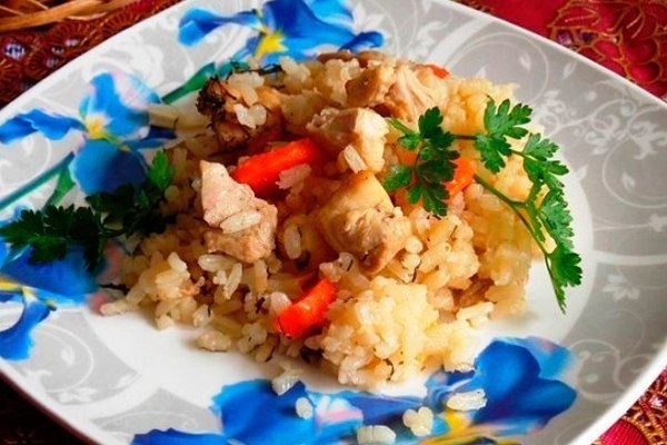 Курица, тушенная с рисом и овощами. Курица, тушенная с рисом и овощами.