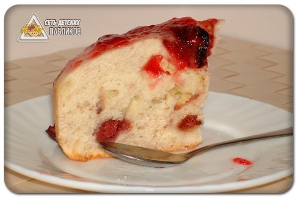Шарлотка с клубникой в мультиварке.