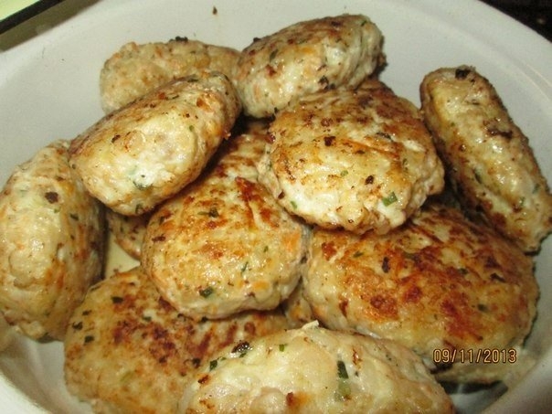 Рисовые котлетки с куриным фаршем, зеленью, морковью. Рисовые котлетки с куриным фаршем, зеленью, морковью.