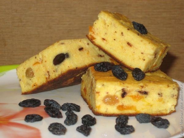 Творожная запеканка с изюмом, курагой и шоколадом. Творожная запеканка с изюмом, курагой и шоколадом.