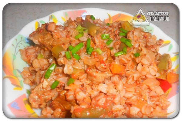 Гречка, тушенная с мясом.