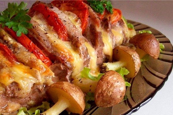 Свинина, запеченная с помидорами. Свинина, запеченная с помидорами.