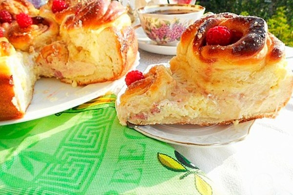 Творожная ватрушка с малиновыми розами.