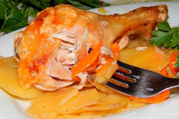 Запеченноя курица на овощной подушке. Запеченноя курица на овощной подушке.