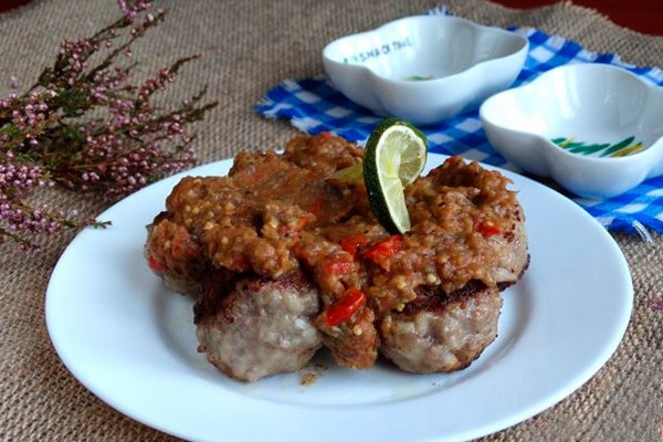 Мясные тефтели под соусом из баклажанов. Мясные тефтели под соусом из баклажанов.