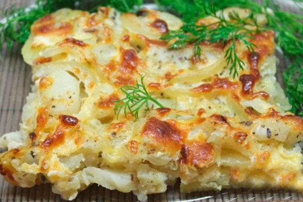 Минтай запеченый с картофелем и сыром. Минтай запеченый с картофелем и сыром.