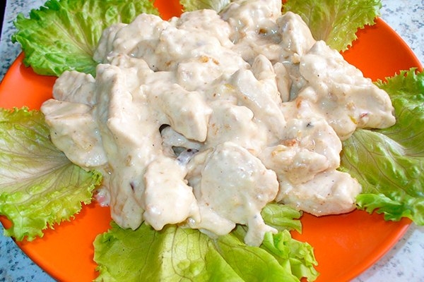 Куриное филе под сырным соусом. Куриное филе под сырным соусом.