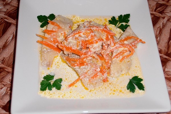Рыба, тушеная с морковью и луком.