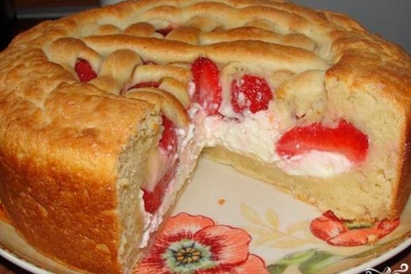 Пирог с клубникой и творогом.