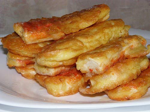 Крабовые палочки в кляре с сыром.