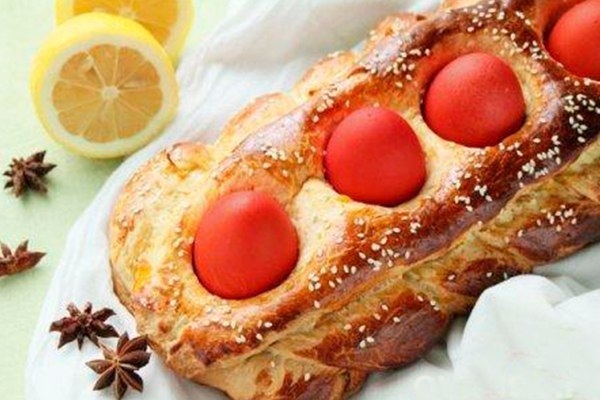 Греческий пасхальный хлеб.