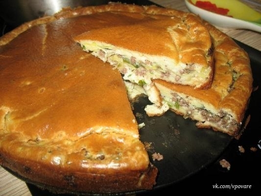 Очень нежный пирог с капустой и мясом.