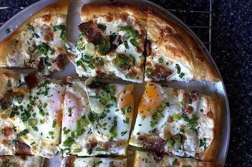 Пицца на завтрак с беконом, сыром и яйцами.
