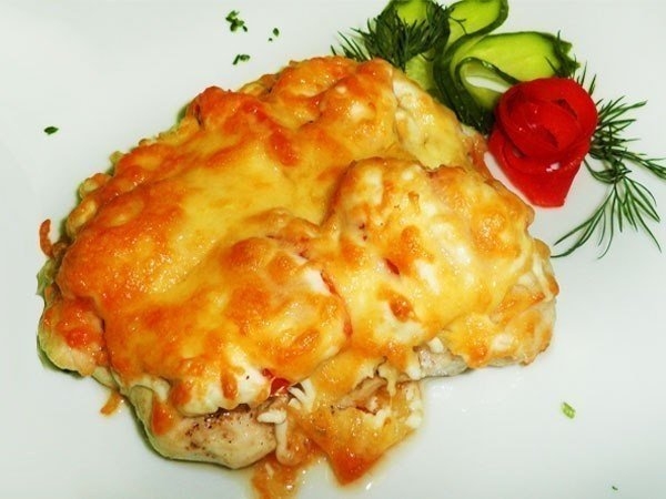 Запеченная курица с грибами, помидорами, сыром и йогуртом Запеченная курица с грибами, помидорами, сыром и йогуртом