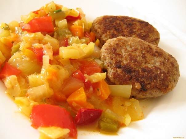 МЯСНЫЕ БИТОЧКИ С ОВОЩНЫМ РАГУ МЯСНЫЕ БИТОЧКИ С ОВОЩНЫМ РАГУ