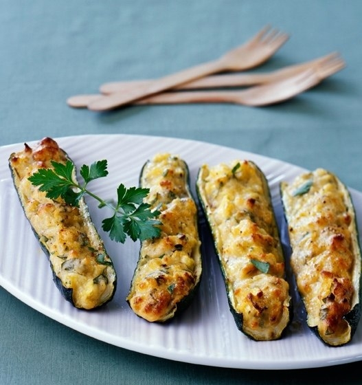 ЦУККИНИ, ФАРШИРОВАННЫЕ БУЛГУРОМ И БРЫНЗОЙ