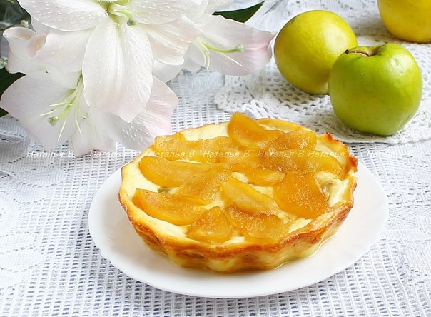 Творожник с изюмом и карамельными яблоками