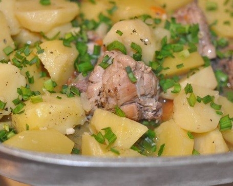 ~ТУШЕНАЯ КУРОЧКА С КАРТОШКОЙ~
