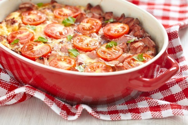 Яичная запеканка с сосисками и помидорами