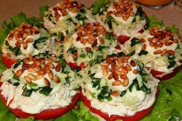Салат-закуска с курицей и кедровыми орешками. Салат-закуска с курицей и кедровыми орешками.