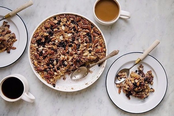 Овсянка, запеченная с черникой и орехами