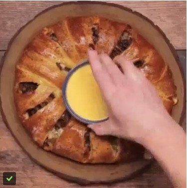 ОБАЛДЕННЫЙ МЯСНОЙ ПИРОГ В НЕОЖИДАННОМ ФОРМАТЕ