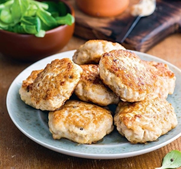 Куриные биточки с грибным соусом