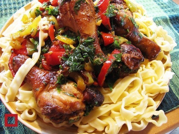 Пикантная курица тушеная с овощами, с лапшой на гарнир