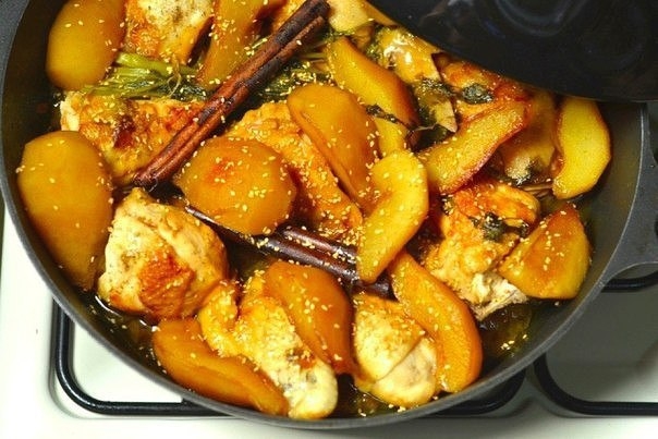 Курица с карамелизированными грушами и корицей.
