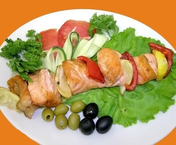 Шашлык из лосося с белым соусом Шашлык из лосося с белым соусом