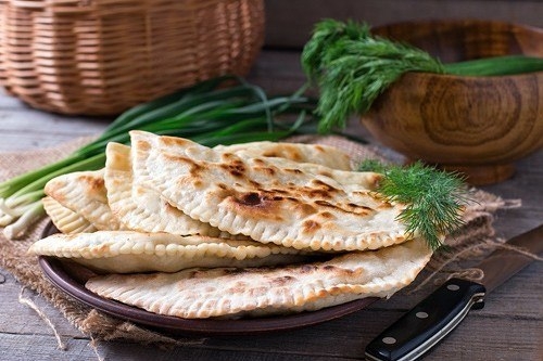 Кутабы — лепешки с картофелем и зеленью. Кутабы — лепешки с картофелем и зеленью.