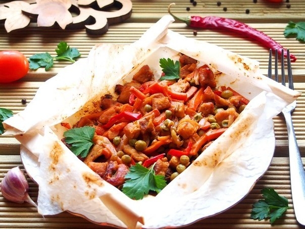 Мясо с овощами в пергаменте.