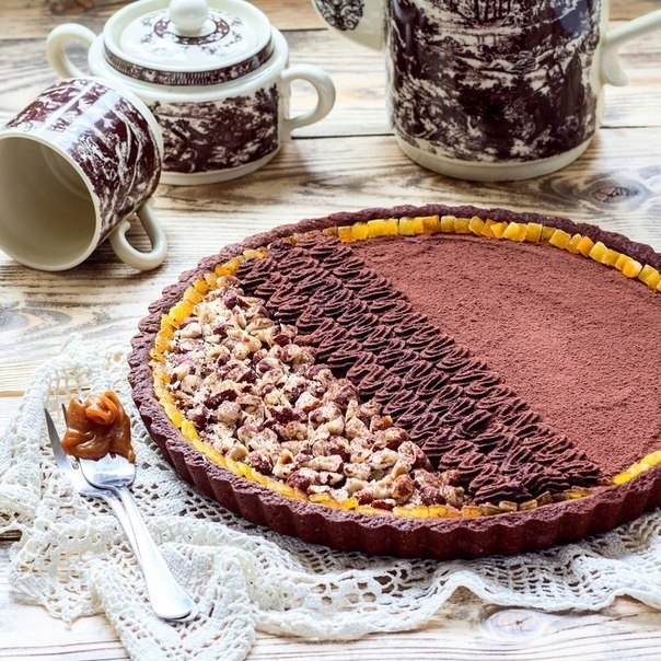Тарт с шоколадным ганашем и соленой карамелью.