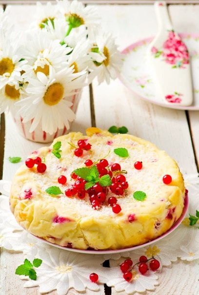Творожник с красной смородиной.