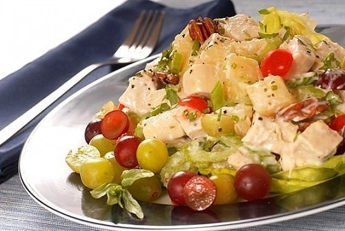 Праздничные салаты с мясом и фруктами.
