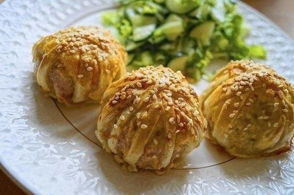 Соленые клубочки с мясным фаршем под сыром.