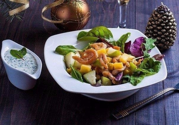 Теплый салат с курицей.