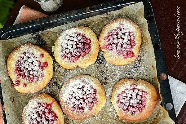 Ватрушки со смородиной.