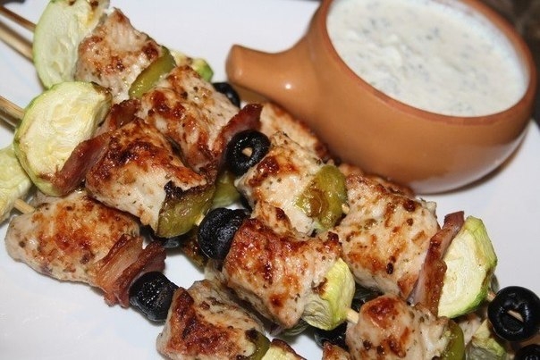 Шашлычки из индейки с овощами и маслинами.