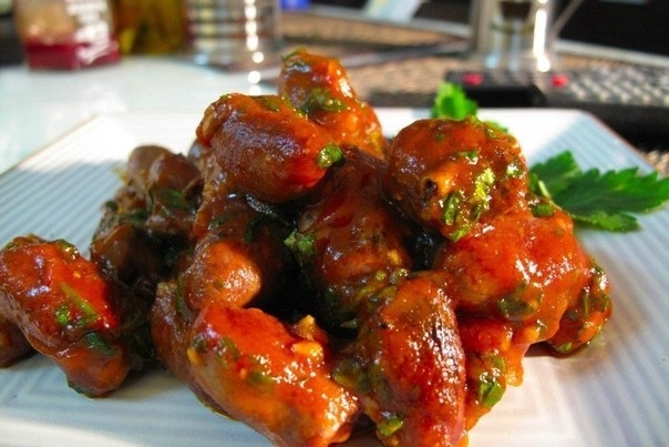 Куриные сердечки в томатном соусе с кориандром.
