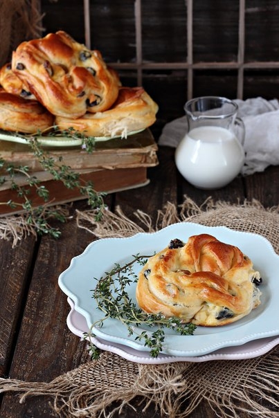 Булочки с творогом, изюмом и клюквой.