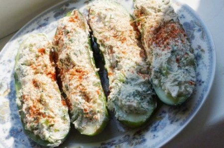 Лодочки из огурцов с начинкой из брынзы. Лодочки из огурцов с начинкой из брынзы.